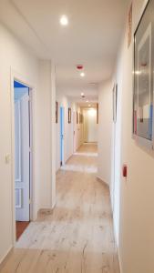 Posteľ alebo postele v izbe v ubytovaní Nuevo Hotel Sydney