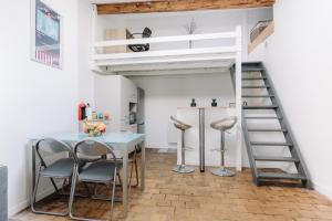 a room with a table and chairs and a loft bed at bnbgônes - LE SAINT VINCENT- HYPERCENTRE WIFI NETFLIX in Lyon