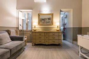 ein Wohnzimmer mit einem Sofa und einer Kommode in der Unterkunft Bianca - Frezza Little Suite at Piazza di Spagna in Rom