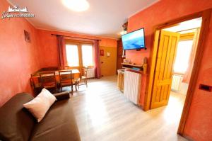 a living room with a couch and a dining room at Residence Casa Longa in Livigno