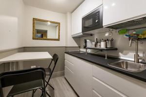 eine Küche mit Spüle und Arbeitsplatte in der Unterkunft Bianca - Frezza Little Suite at Piazza di Spagna in Rom + 9 Fotos