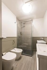 ein Badezimmer mit Dusche, Toilette und Waschbecken in der Unterkunft Bianca - Frezza Little Suite at Piazza di Spagna in Rom