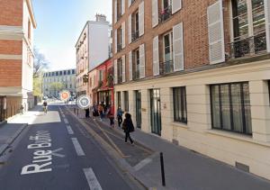 Un gruppo di persone che camminano per una strada cittadina di 301 - Studio tout confort au cœur de Paris 5 a Parigi