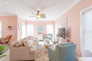 un soggiorno con un divano e una TV di Purple Parrot 19Cd By Pkrm a Pensacola