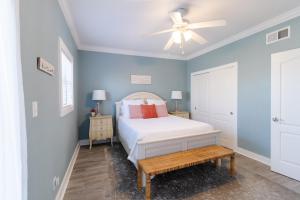 una camera da letto con un letto e un ventilatore a soffitto di Purple Parrot 19Cd By Pkrm a Pensacola Altre 35 foto