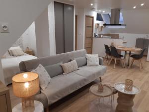 - un salon avec un canapé et une salle à manger dans l'établissement Studio cosy spacieux lumineux avec terrasse, à Vézelois