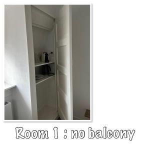 HS 68 Homestay في زاندفورت: خزانة بيضاء مع غرفة لا ممر