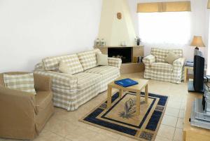 a living room with two couches and a table at Fig Tree in Fánai