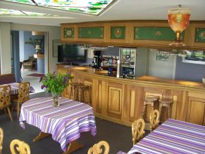 Un televizor și/sau centru de divertisment la Hotel Restaurant La Tour Romaine - Haguenau - Strasbourg Nord