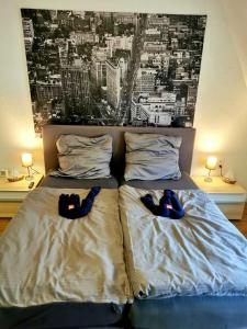 ヴィルヘルムスハーフェンにある1 ZKB DG Ferienwohnung - Direkt am Kurpark - Zentrale Lageのベッド2台(テディベア付)