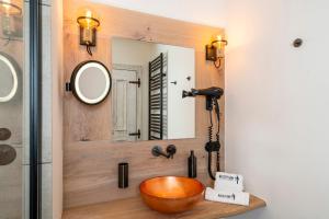 een badkamer met een houten wastafel en een spiegel bij Apartment Suite in Bad Segeberg