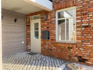 een stenen huis met een deur en een raam bij Apartment Suite in Bad Segeberg