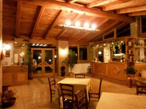 a kitchen and dining room with a table and chairs at Albergo Villa Riccio in Itri