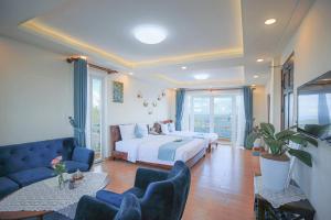 Postel nebo postele na pokoji v ubytování Rose Valley Hotel Da Lat Vietnam