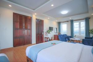 Postel nebo postele na pokoji v ubytování Rose Valley Hotel Da Lat Vietnam