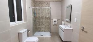un bagno con doccia, WC e lavandino di Searenity a Marsaxlokk Altre 33 foto