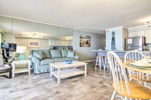 sala de estar y cocina con sofá y mesa en Chic Oceanfront Condo Less Than half Mi to Boardwalk!, en Ocean City