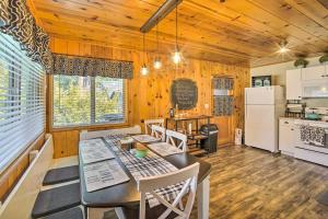 Una cocina y un comedor con mesa y sillas. en Mountain Chalet in Big Bear City, 5 Mi to Lake!, en Big Bear City