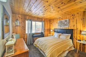 Un dormitorio con una cama y un techo de madera. en Mountain Chalet in Big Bear City, 5 Mi to Lake!, en Big Bear City