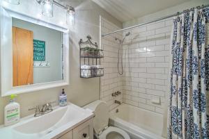 Un baño con lavabo, inodoro y espejo. en Mountain Chalet in Big Bear City, 5 Mi to Lake!, en Big Bear City 16 fotos más