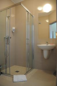 W łazience znajduje się prysznic i umywalka. w obiekcie Golf Zajazd Zajączkowo w mieście Słupsk