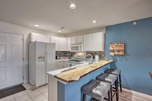 Boat Ramp, Dock and Slip Step-Free Camdenton Condo!的厨房或小厨房