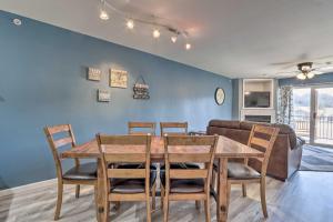Boat Ramp, Dock and Slip Step-Free Camdenton Condo!的休息区