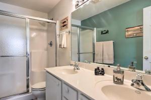 Boat Ramp, Dock and Slip Step-Free Camdenton Condo!的一间浴室