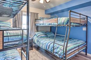 Boat Ramp, Dock and Slip Step-Free Camdenton Condo!客房内的一张或多张床位