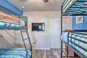 Boat Ramp, Dock and Slip Step-Free Camdenton Condo!客房内的一张或多张床位