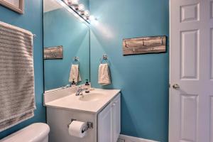 Boat Ramp, Dock and Slip Step-Free Camdenton Condo!的一间浴室