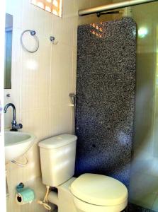 een badkamer met een toilet en een wastafel bij Solar das Gaivotas Pousada in Barreirinhas