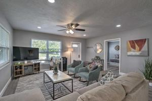 a living room with a couch and a tv at Bright Venice Getaway Less Than 1 Mi to Historic Dtwn in Venice