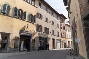 a street in a town with a building at Casa Raffaello in San Miniato