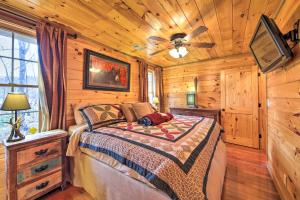 En eller flere senge i et værelse på Blairsville Cottage Less Than 1 Mi to Nottely Lake!