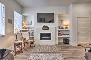 uma sala de estar com lareira e televisão em Boise Townhome with Rooftop Deck, 2 Mi to Downtown! em Boise