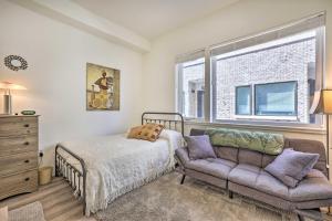 1 dormitorio con cama, sofá y ventana en Boise Townhome with Rooftop Deck, 2 Mi to Downtown!, en Boise