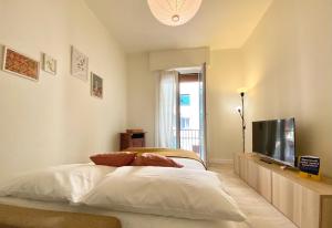 Televiisor ja/või meelelahutuskeskus majutusasutuses CasaViva - Central Beautiful Bilo in Santa Margherita L.