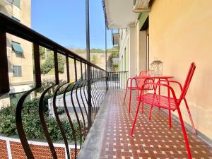 2 rote Stühle und ein Tisch auf dem Balkon in der Unterkunft CasaViva - Central Beautiful Bilo in Santa Margherita L. in Santa Margherita Ligure