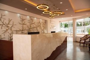 a lobby with a reception desk in a building at Hotel Campestre Nala in Palmira