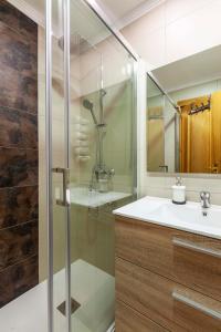Kúpeľňa v ubytovaní Apartamento Mariana Pineda Centro + 37 fotografií