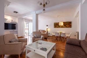 Televízia a/alebo spoločenská miestnosť v ubytovaní Apartamento Mariana Pineda Centro