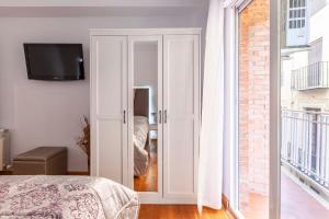 Televízia a/alebo spoločenská miestnosť v ubytovaní Apartamento Mariana Pineda Centro