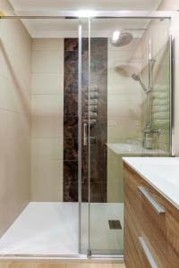 a shower with a glass door in a bathroom at Apartamento Mariana Pineda Centro in Granada