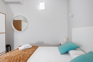 Un pat sau paturi într-o cameră la Minty Stay - Hortaleza Studio