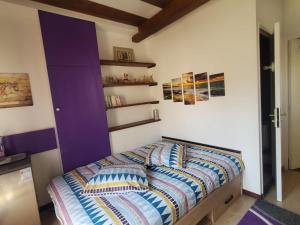 Postel nebo postele na pokoji v ubytování Maison Le Lézard chez Amalia et Fred