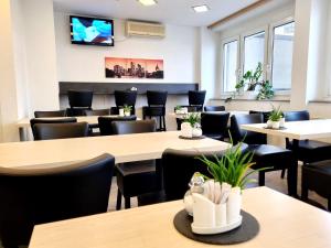 TV a/nebo společenská místnost v ubytování Adler Hotel Frankfurt