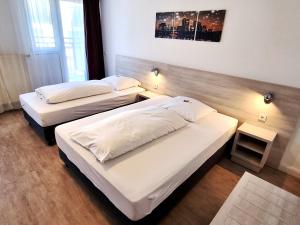 Postel nebo postele na pokoji v ubytování Adler Hotel Frankfurt