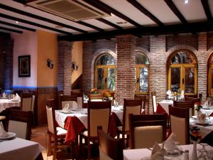 a restaurant with tables and chairs in a room at Hotel el Sol in Lanjar&oacute;n