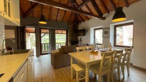 a kitchen and living room with a table and chairs at Aldeia de Pontes - Castro Laboreiro in Castro Laboreiro
